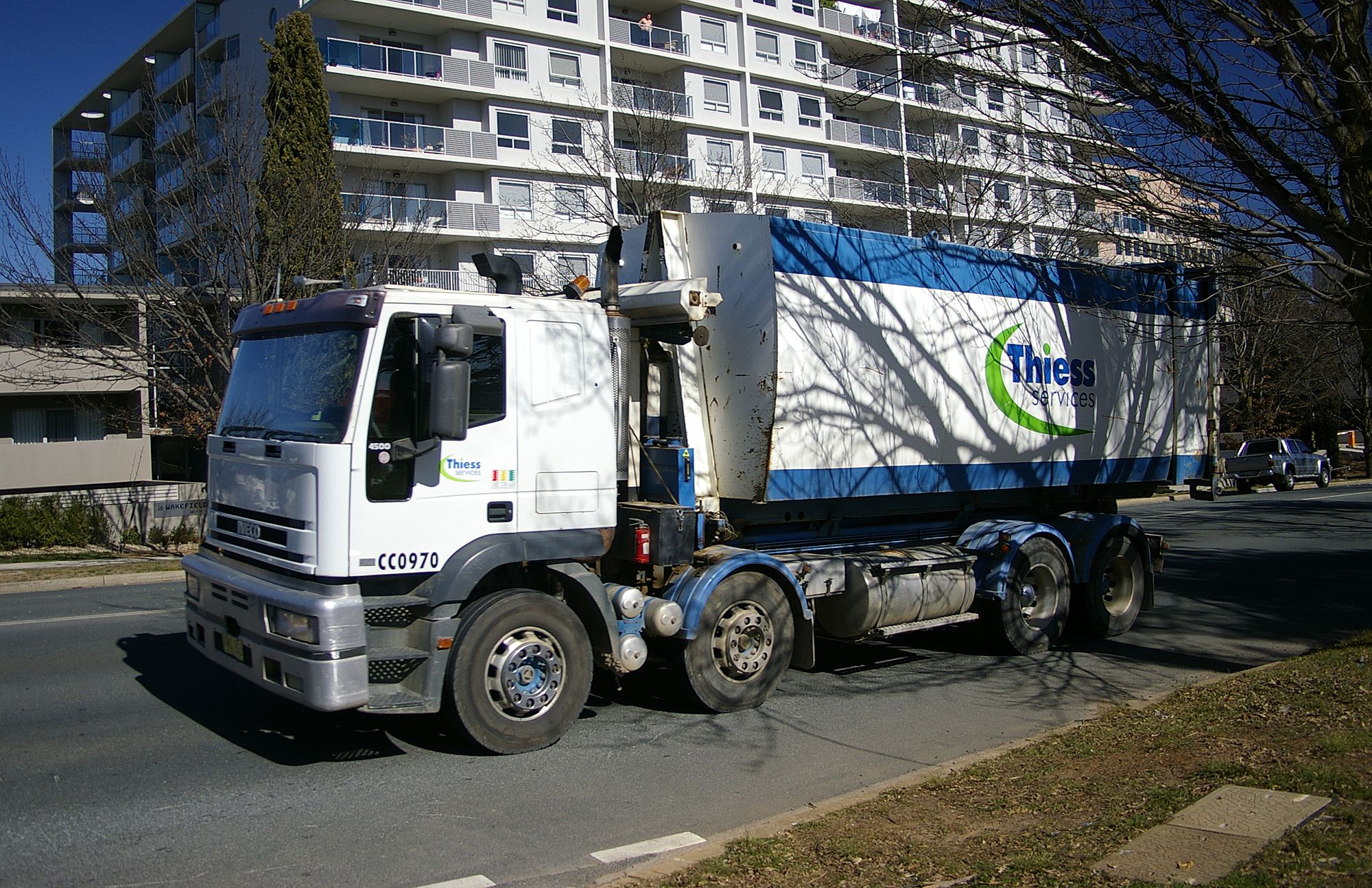 Camion ampliroll 26t blanc SCT Transport Mayotte