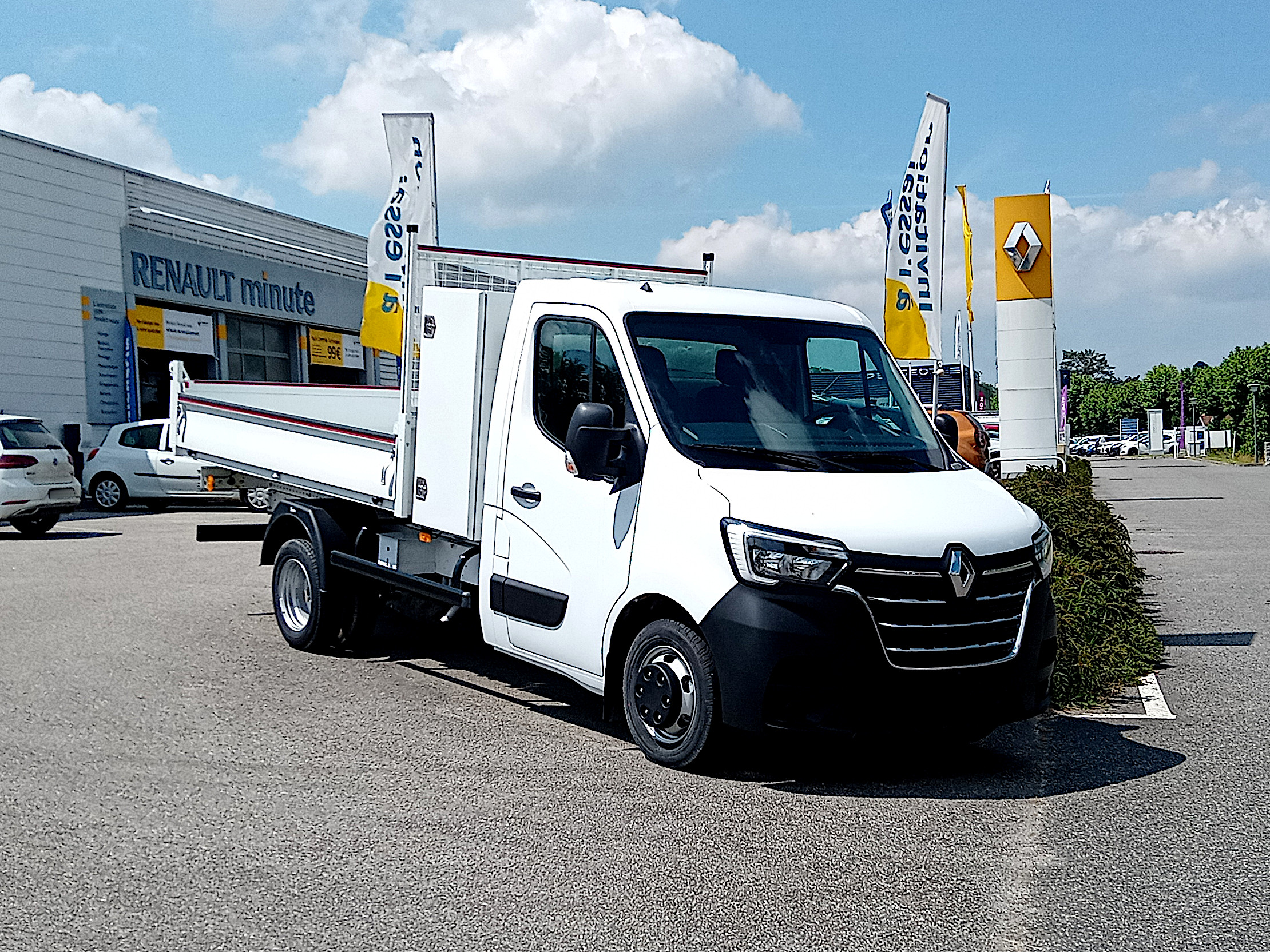 Camion benne 3,5t blanc SCT Transport Mayotte