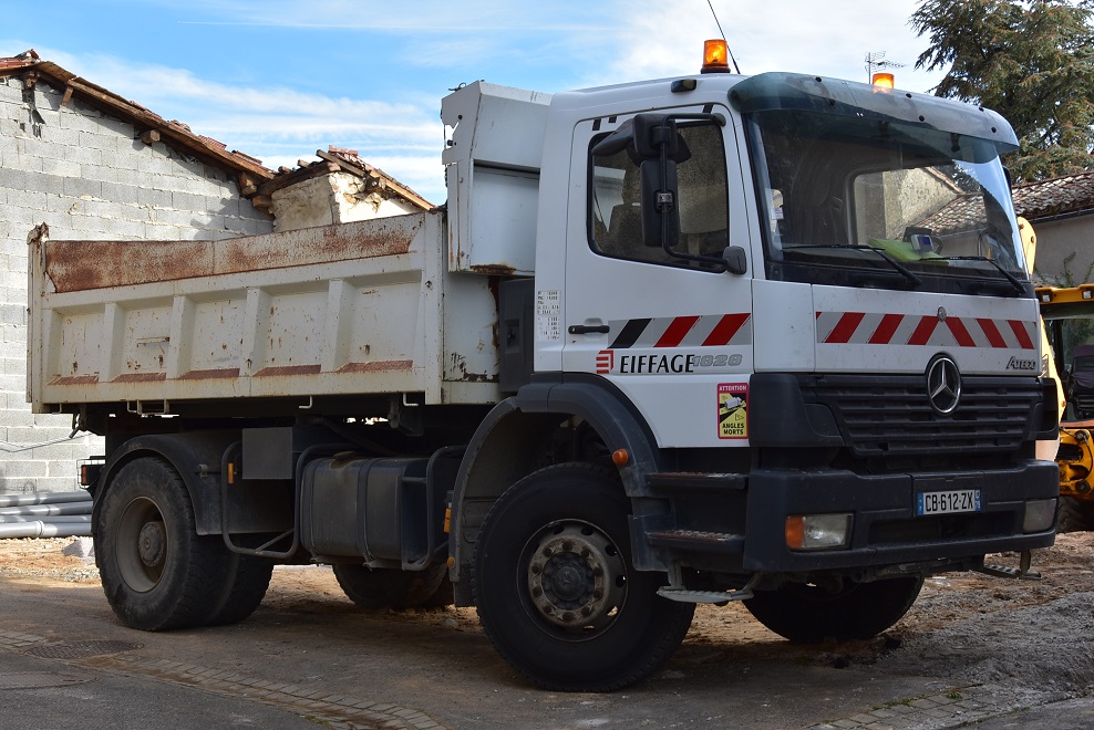 Camion benne 7,2t blanc SCT Transport Mayotte