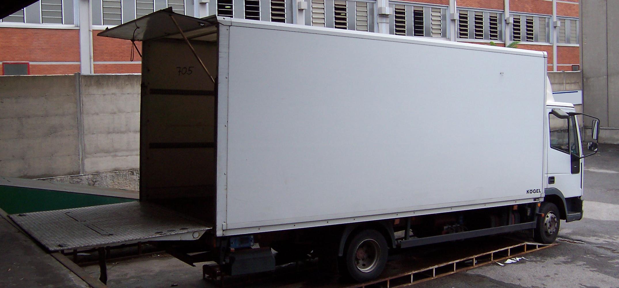 Camion 3,5t 20m3 avec hayon blanc SCT Transport Mayotte